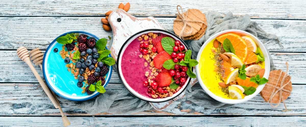 smoothie bowl niebieskie, żółte, różowe przepisy